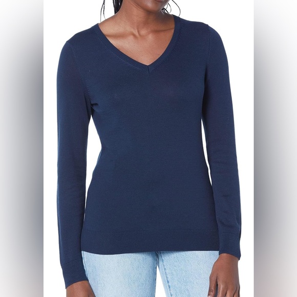 Amazon Essentials Women's Classic-Fit Lightweight Long-Sleeve V-Neck Sweater - Picture 1 of 9